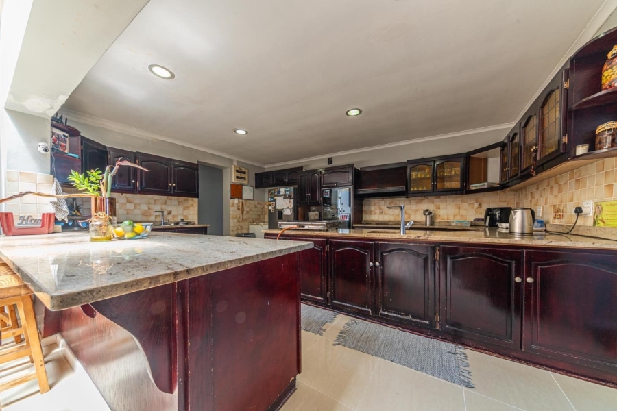 To Let 5 Bedroom Property for Rent in Loevenstein Western Cape